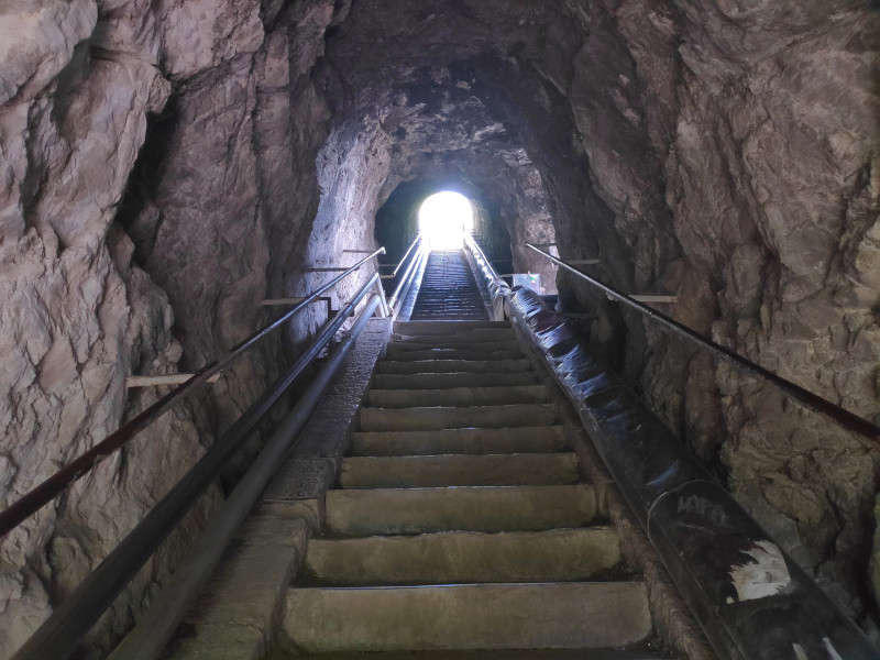 tunnel avec escaliers creusé dans la roche