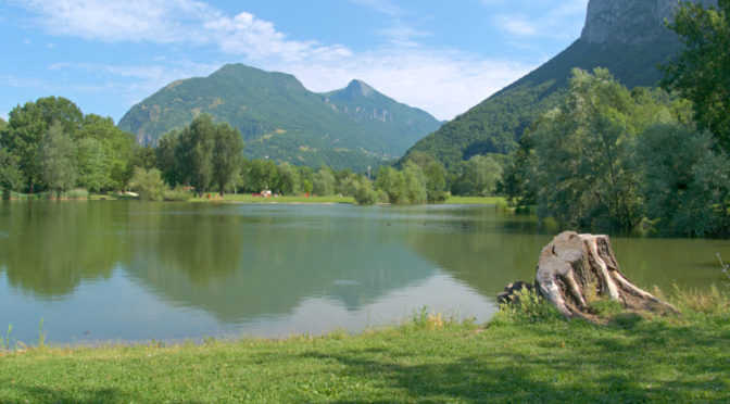 Vue sur le massif de la Chartreuse depuis le parc du lac de Fiancey