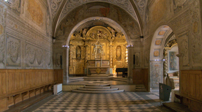 Les peintures en trompe-l'œil avec le retable en bois doré