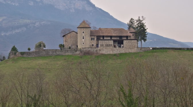 Le château Bayard à Pontcharra et la tour d'Avalon