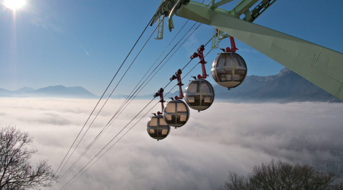 Le téléphérique de Grenoble au-dessus de la mer de nuages