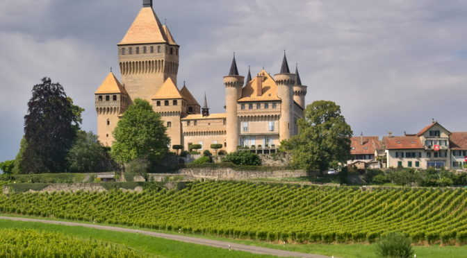 Le château de Vufflens au milieu des Vignes