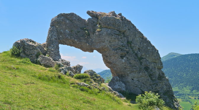 La Pierre Percée, une curiosité géologique située à Pierre-Châtel