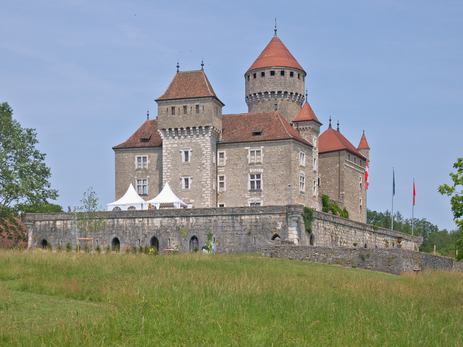 Le château de Montrottier avec ses tours et son donjon central